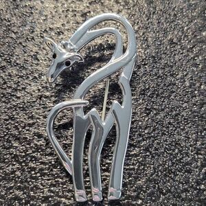 Signed Vintage Giraffe brooch/pendant by Best